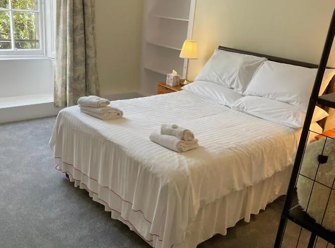 Central, Main Door Apartment, Spacious 2 Bedrooms- No Stairs
