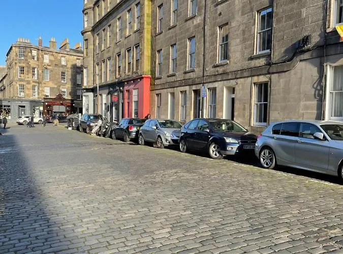 Central, Main Door Apartment, Spacious 2 Bedrooms- No Stairs