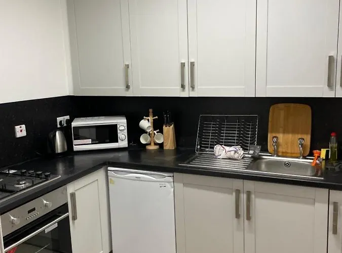 Central, Main Door Apartment, Spacious 2 Bedrooms- No Stairs
