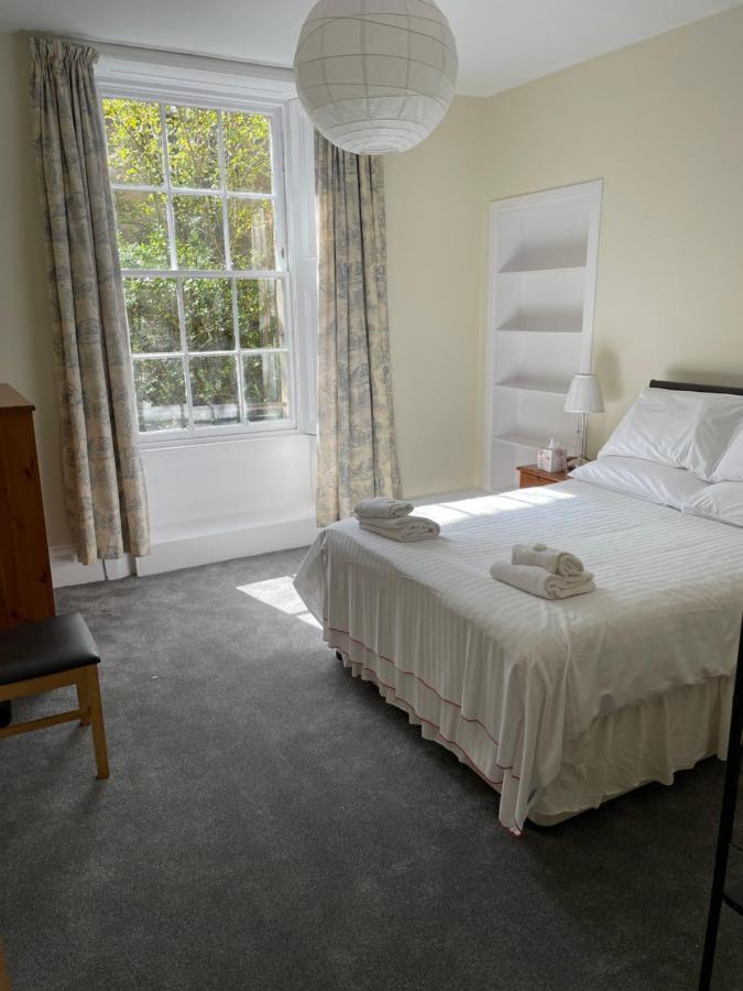 Central, Main Door Apartment, Spacious 2 Bedrooms- No Stairs Апартаменты